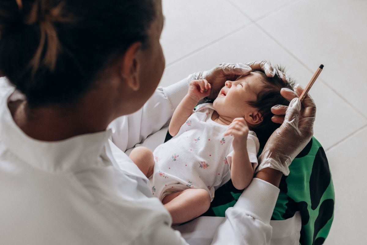Neonatólogo examinando a un recién nacido en consulta
