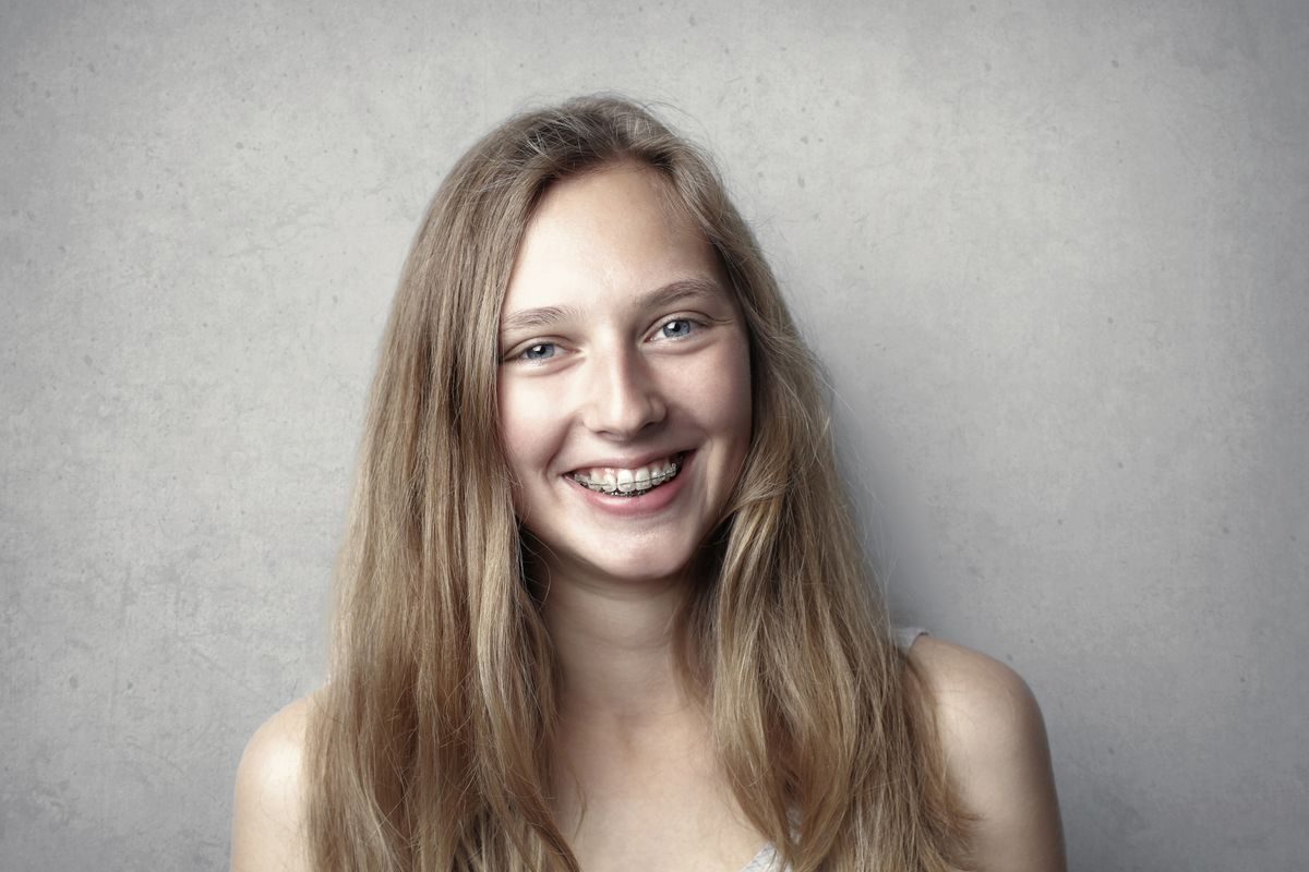 Sonrisa con brackets de ortodoncia — tratamiento disponible en Clínica MaRe Penonomé