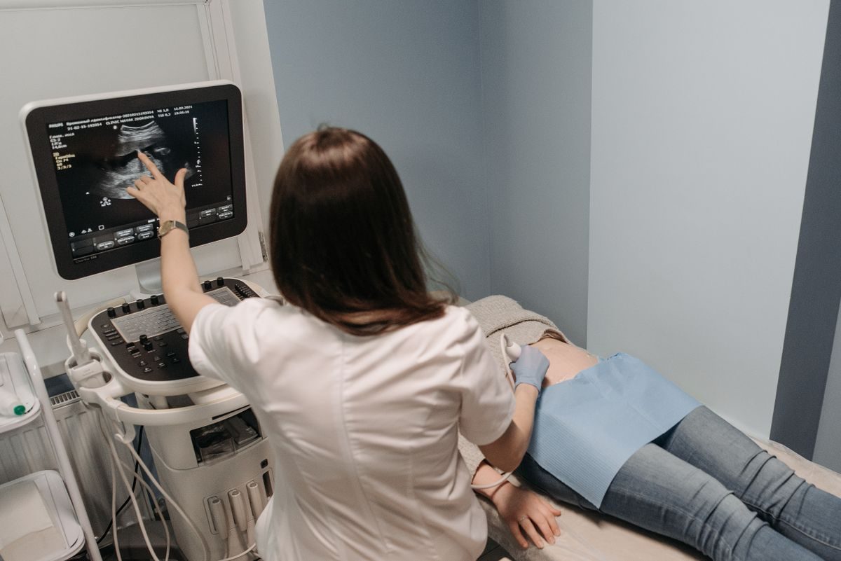 Médico realizando un examen de ultrasonido diagnóstico